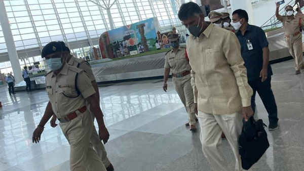 ఎయిర్ పోర్ట్ లో చంద్రబాబు ఆందోళన ఎయిర్ పోర్ట్ లో చంద్రబాబు ఆందోళన