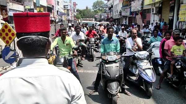 గుంటూరు అర్బన్ ఎస్పీ స్పెషల్ డ్రైవ్ .. మాస్క్ ధరించని ట్రాఫిక్ సిఐ గుంటూరు అర్బన్ ఎస్పీ స్పెషల్ డ్రైవ్ .. మాస్క్ ధరించని ట్రాఫిక్ సిఐ