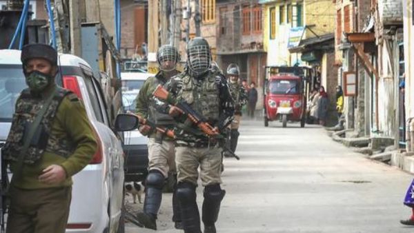 లావేపోరా మెయిన్ చౌక్ వద్ద సీఆర్పీఎఫ్ కాన్వాయ్ పై ఉగ్రమూక దాడి