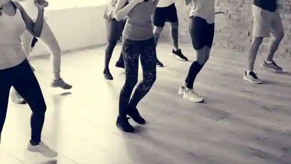 మహారాష్ట్ర చట్ట సభలో హాస్టల్ లో అశ్లీల నృత్యాలు చేయించిన పోలీసుల తీరుపై బీజేపీ ఎమ్మెల్యే ఆగ్రహం