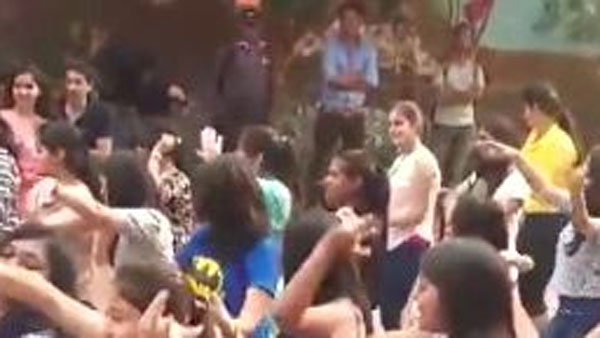 జల్గావ్ లో లేడీస్ హాస్టల్ లో ఖాకీల అకృత్యాలు .. విద్యార్థినులతో అశ్లీల నృత్యాలు