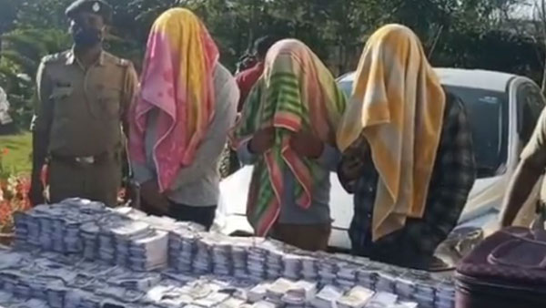 1,580 నోట్ల కట్టలు..