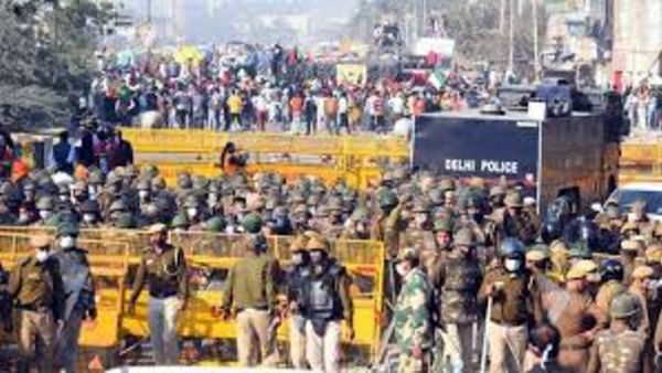  వాహన రాకపోకలను పునరుద్ధరిస్తున్న పోలీసులు