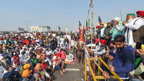  ప్రత్యామ్నాయ మార్గాలు సూచిస్తున్న ఢిల్లీ ట్రాఫిక్ పోలీసులు 