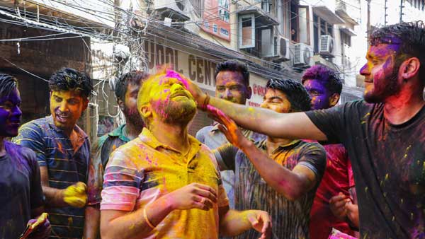 కాశీలో చితా భస్మంతో హోలీ ఆడుకునే విచిత్ర ఆచారం 