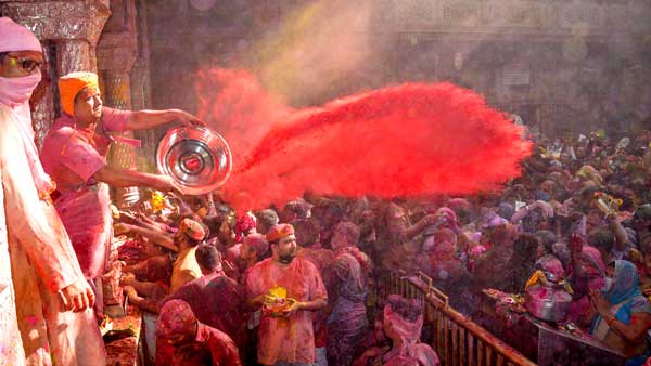 ఊరేగింపు... దవడల్లో దబ్బణం గుచ్చుకుని...