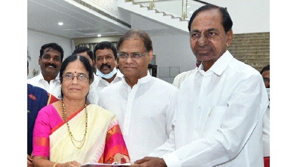 పీవీ కూతురు లీడింగ్..
