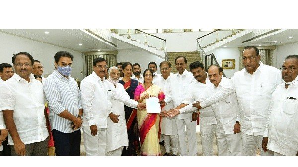తెలంగాణ భవన్‌లో సంబరాలు...