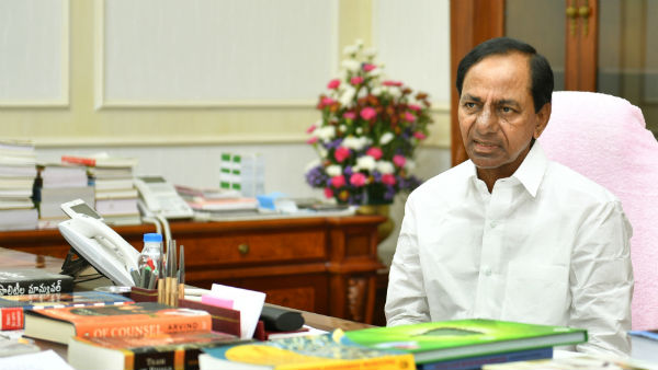 లాన్ మధ్యన దీపస్తంభం.. లాన్ మధ్యన దీపస్తంభం..