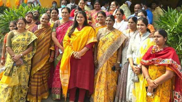 బోండా ఉమా ఇంటికి వెళ్ళిన కేశినేని శ్వేత .. కలిసి పని చేద్దామని విజ్ఞప్తి బోండా ఉమా ఇంటికి వెళ్ళిన కేశినేని శ్వేత .. కలిసి పని చేద్దామని విజ్ఞప్తి