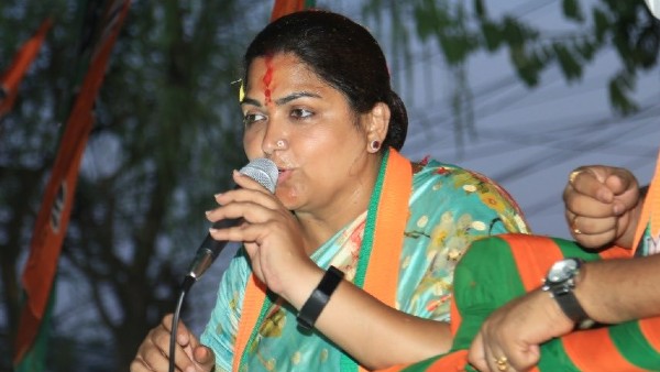 ఆమె పక్కనే ఉండి ఇబ్బంది పడిన నేత .. విషయం తెలిసే సరికే అంతా సమాప్తం 