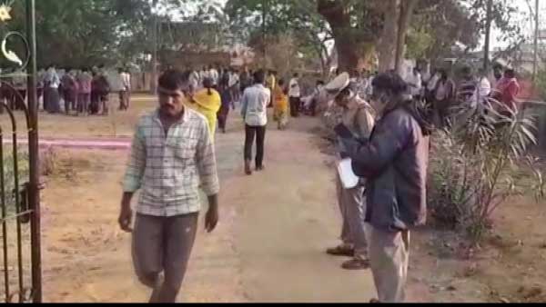6 people died and 6 sustained injuries after a lorry hit an auto in Krishna district 6 people died and 6 sustained injuries after a lorry hit an auto in Krishna district