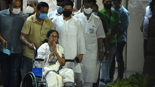 వీల్ చైర్‌లో మమత..