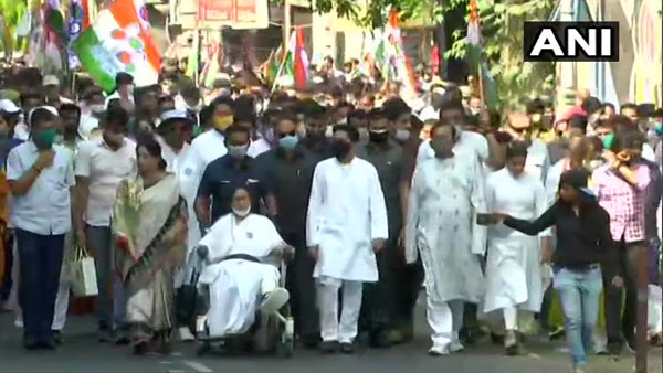 CM Mamata Banerjees roadshow on wheelchair begin at Kolkata 