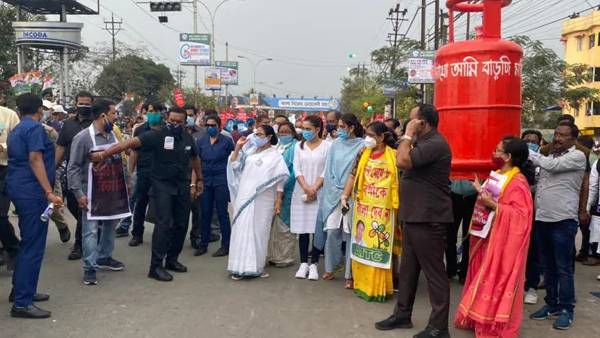 During PM Modi’s Kolkata rally, bengal CM Mamata holds protest rally on LPG price