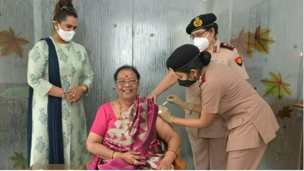 కరోనా వ్యాక్సిన్ తీసుకున్న ప్రథమ మహిళ