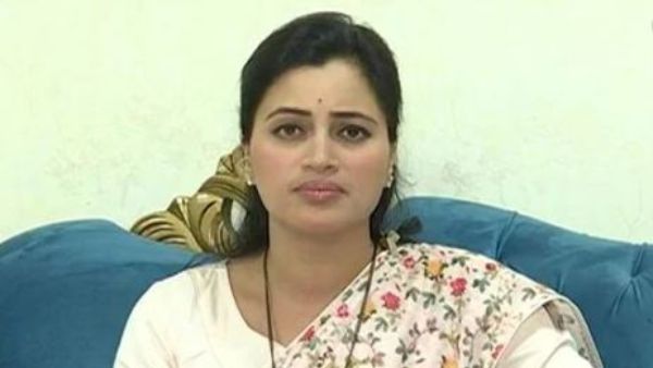 లోక్‌సభలో లాబీలో బెదిరించారు... : నవనీత్