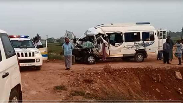 nellore district road accident: tempo collided with a lorry 8 killed, 7 injured, belongs to tamil nadu nellore district road accident: tempo collided with a lorry 8 killed, 7 injured, belongs to tamil nadu