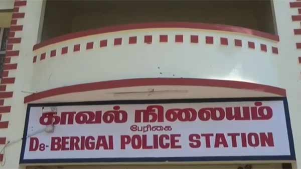 బంధువుల ఇంట్లో కూతురు.....కారులో ప్రియుడు