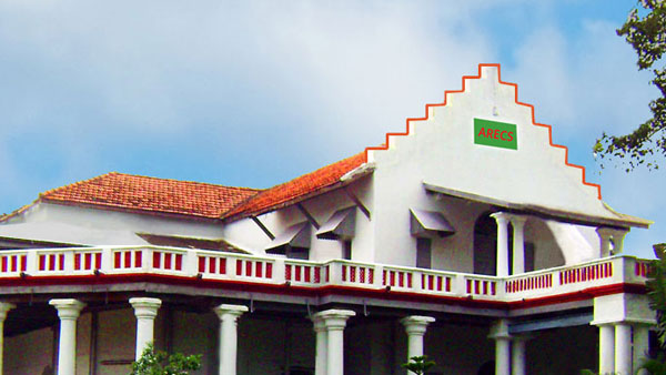  కాలేజీని కూడా నిర్వహిస్తూ..