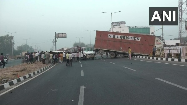 8 people killed in a collision between a truck and a car near Agra 