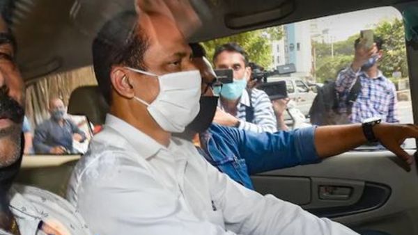 సచిన్ వాజే మెర్సిడిస్ బెంజ్ కార్ లో కీలక ఆధారాలు