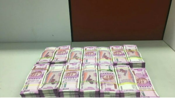 పంపిణీకి భారీగా లిక్కర్ , డబ్బు ... అడ్డుకునేందుకు అధికారుల యత్నం 