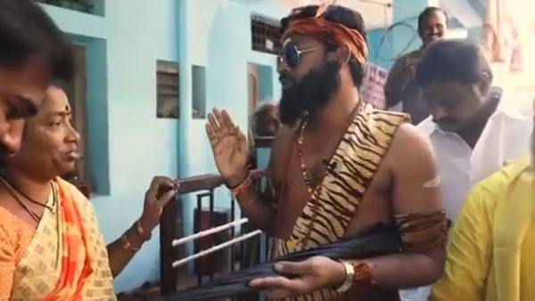 మామ తరహాలో వినూత్న వేషధారణలో..