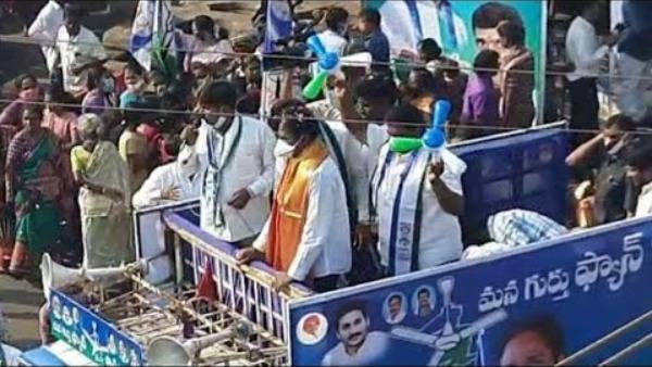 మున్సిపోల్స్‌లో రాజధానులపై వైసీపీ, టీడీపీ మౌనం