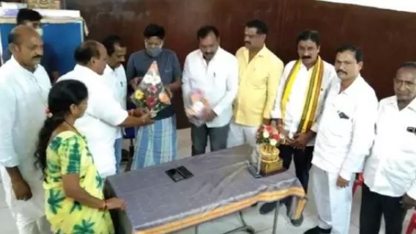 vizag seven tdp corporators meet ysrcp mla tippala nagireddy tdp seeks explanation vizag seven tdp corporators meet ysrcp mla tippala nagireddy tdp seeks explanation