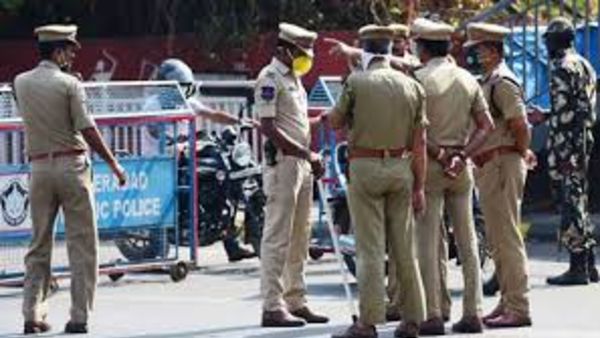  ఉదయం 11 గంటలనుండి 2 గంటలవరకు ముట్టడి... నెవ్వర పోయిన పోలీసులు..