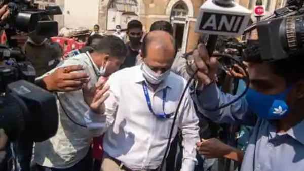 సచిన్ వాజేతో పాటు వెళ్ళిన మహిళపై వాజేను ప్రశ్నిస్తున్న ఎన్ఐఏ సచిన్ వాజేతో పాటు వెళ్ళిన మహిళపై వాజేను ప్రశ్నిస్తున్న ఎన్ఐఏ