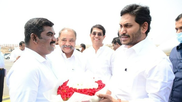 ఒకేసారి నాలుగు విమానాలు పార్కింగ్.. ఒకేసారి నాలుగు విమానాలు పార్కింగ్..