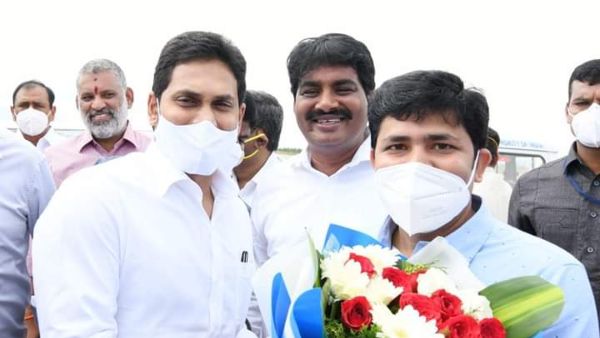 వైసీపీ అభ్యర్థిగా డా. గురుమూర్తి నామినేషన్ .. హాజరైన మంత్రులు , కీలక నేతలు 