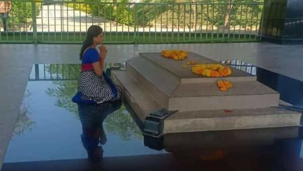 ఒంటరిగా ఇడుపుల పాయలో ఒంటరిగా ఇడుపుల పాయలో