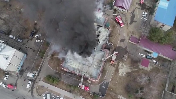 పొగ చొరబడకుండా ఫ్యాన్లు పెట్టి.. పొగ చొరబడకుండా ఫ్యాన్లు పెట్టి..