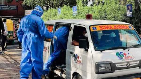 ఫుట్‌పాత్‌పై కన్నీటిపర్యంతం...