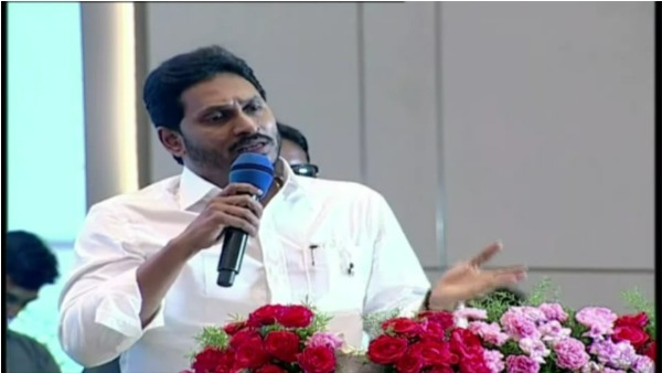 వాలంటీర్ల సేవలకు జగన్ ప్రశంసలు వాలంటీర్ల సేవలకు జగన్ ప్రశంసలు