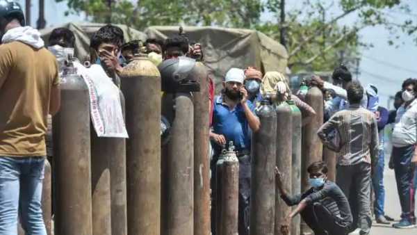 ఆక్సిజన్ సిలిండర్లతో బారులు...