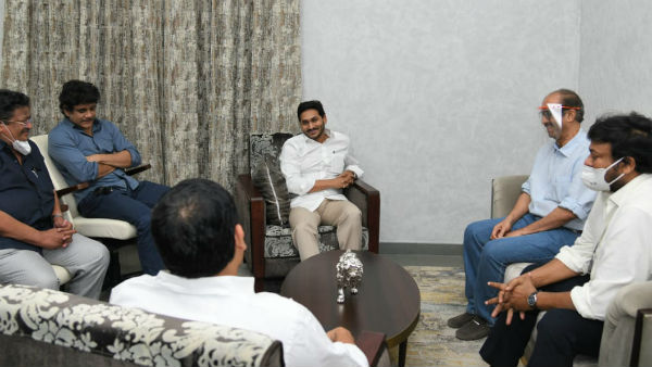 జగన్ సాయం తో వేలాది కుటుంబాలకు ఊరట దొరికిందన్న చిరంజీవి జగన్ సాయం తో వేలాది కుటుంబాలకు ఊరట దొరికిందన్న చిరంజీవి