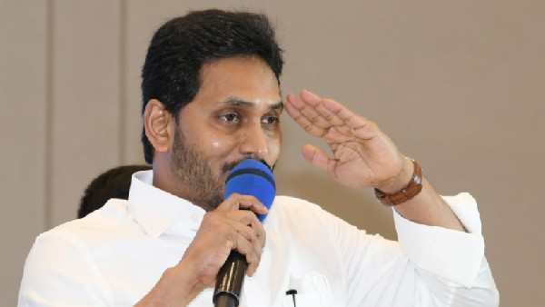 పంచాంగ శ్రవణం చేసిన పండితులు .. పాల్గొన్న వైఎస్ జగన్ పంచాంగ శ్రవణం చేసిన పండితులు .. పాల్గొన్న వైఎస్ జగన్