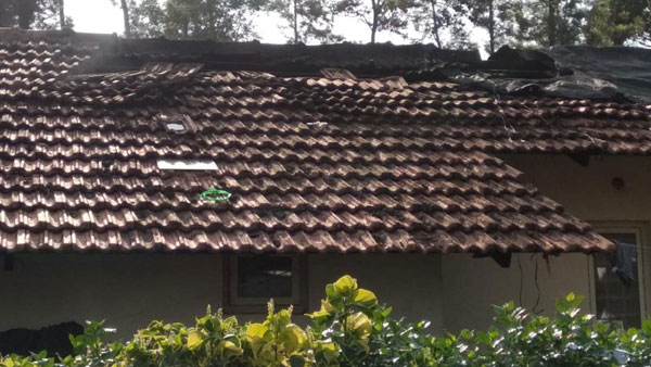 పెంకులు తొలగించి.. పెట్రోల్ పోసి..