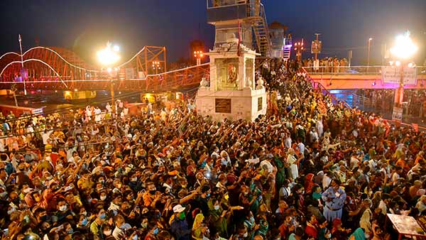 కరోనా కారణంగా కుంభమేళా ముగిస్తున్నట్టు ప్రకటించిన నిరంజని అఖాడా కరోనా కారణంగా కుంభమేళా ముగిస్తున్నట్టు ప్రకటించిన నిరంజని అఖాడా