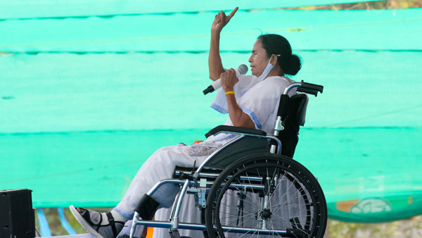 12 గంటలకు కలకత్తాలోని గాంధీ విగ్రహం వద్ద ధర్నా చెయ్యనున్న మమతా బెనర్జీ