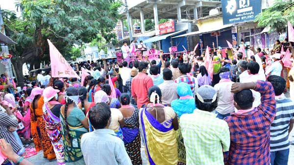 మంత్రులు , రాష్ట్ర స్థాయి నాయకుల ప్రచారం , రోడ్ షో లలో గుంపులుగా జనాలు