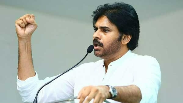 మండిపడిన పవన్ ఫ్యాన్స్ .. ఓ రేంజ్ లో ఇచ్చేశారుగా !! మండిపడిన పవన్ ఫ్యాన్స్ .. ఓ రేంజ్ లో ఇచ్చేశారుగా !!