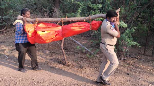 యాచకుడి మృతదేహాన్ని రెండు కిలోమీటర్ల మేర మోసిన పోలీస్ కానిస్టేబుల్స్