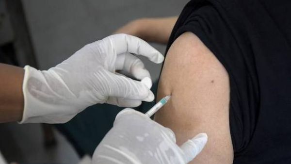 తీవ్ర అనారోగ్యానికి గురైన ఒక మహిళ