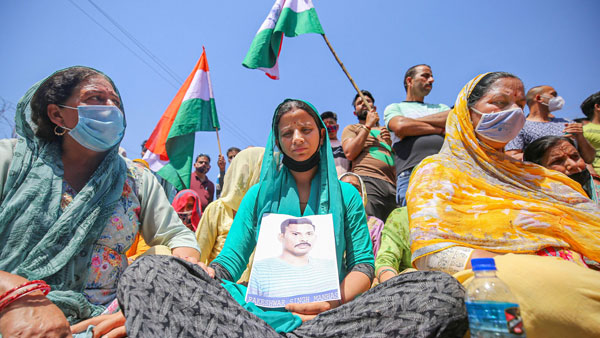 కేంద్రం ఏం చేస్తున్నట్లు : రాకేశ్వర్ భార్య మీనూ