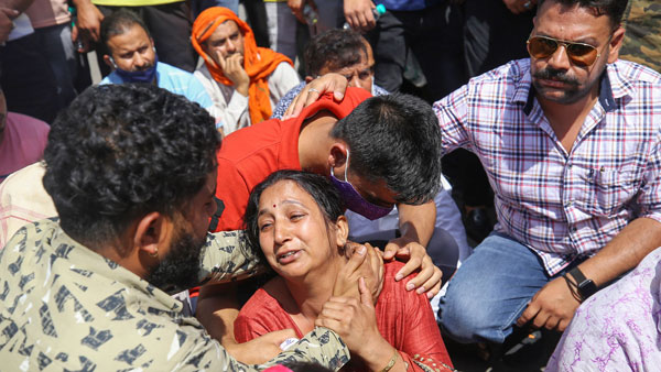 కేంద్రానికి వ్యతిరేకంగా నినాదాలు...